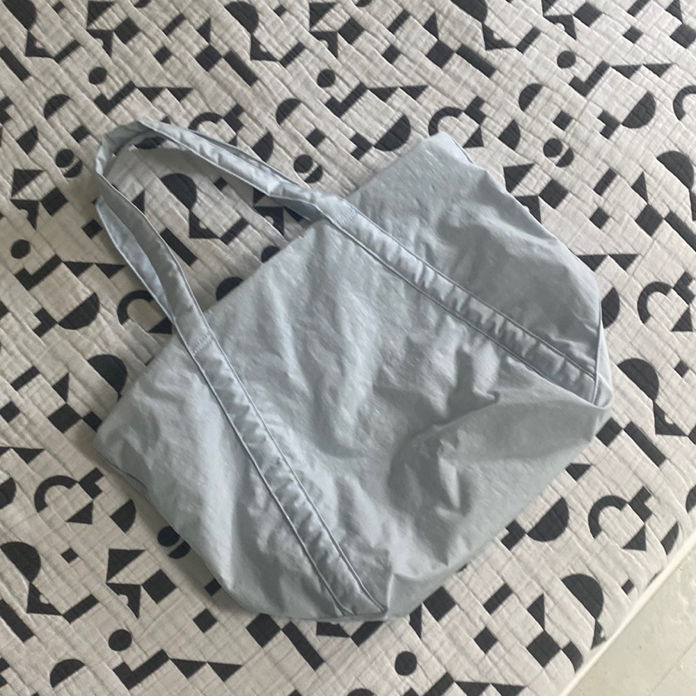 Powder blue baggu hold all, full zipper with interior detachable pouch ☁️